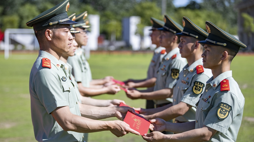 全軍部隊組織多種活動(dòng)慶祝建黨104周年