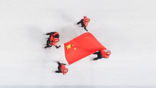 在體育館的最高處，我似乎看見(jiàn)“雪從天降，落地成金”