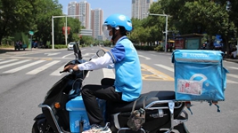 高校開(kāi)學(xué)季，看外賣(mài)小哥、保安和核酸檢測員的勵志求學(xué)路