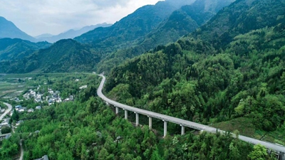 攻克極端復雜地質(zhì)條件 四川綿茂公路通車(chē)