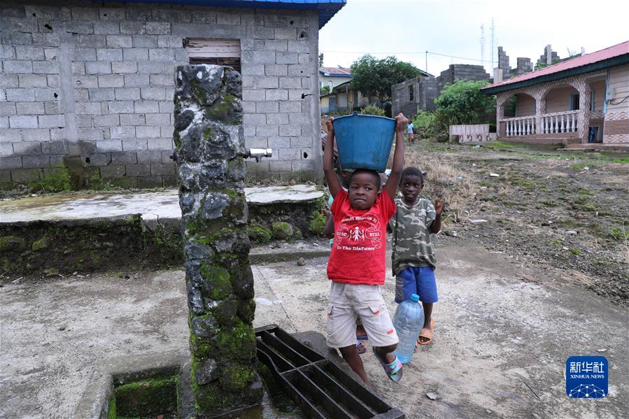 （國際·一周看天下）中國企業(yè)幫助赤道幾內亞村民解決用水難問(wèn)題