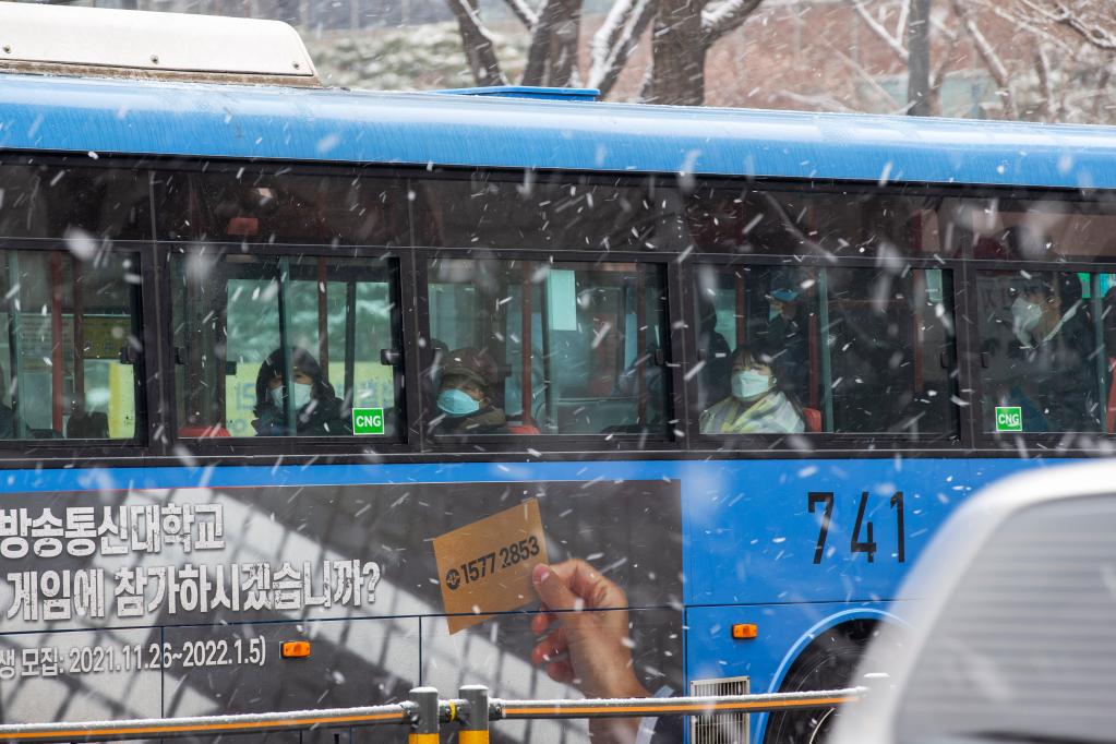韓國首爾迎來(lái)降雪