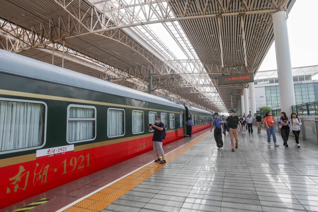 上?；謴烷_(kāi)行至嘉興紅色旅游列車(chē)