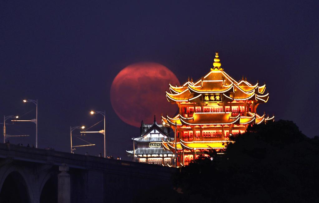 新華全媒+丨詩(shī)意中國——平分秋色一輪滿(mǎn)，長(cháng)伴云衢千里明