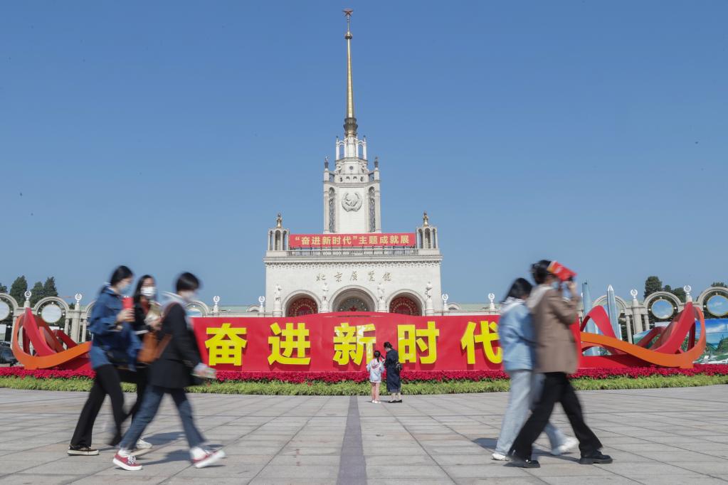 “奮進(jìn)新時(shí)代”主題成就展：室外展區成為熱門(mén)打卡點(diǎn)