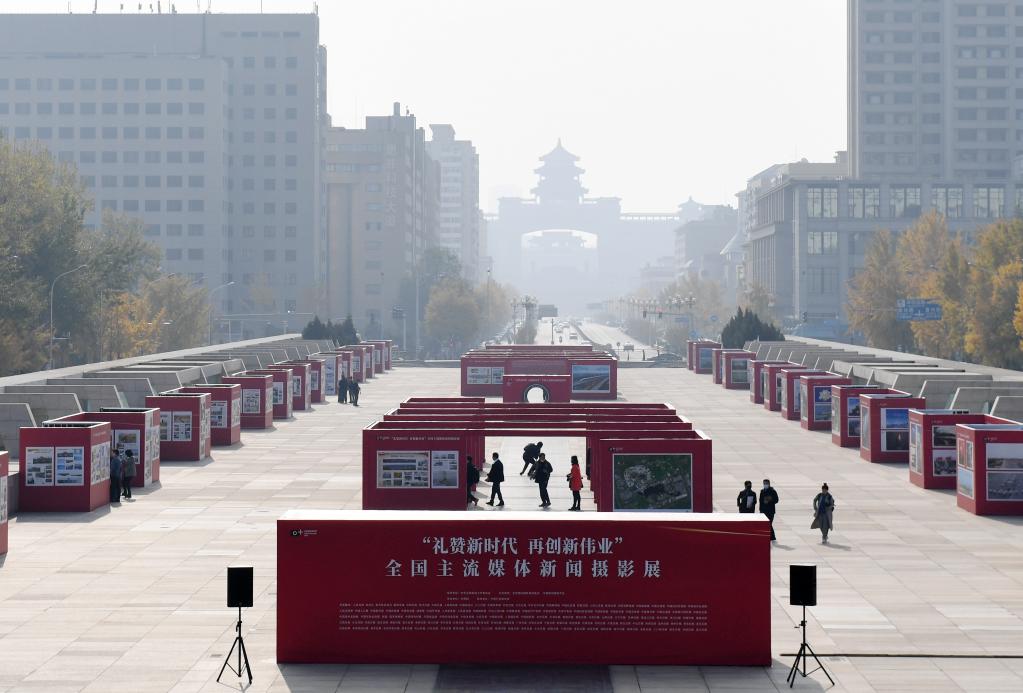 “禮贊新時(shí)代 再創(chuàng  )新偉業(yè)”全國主流媒體新聞攝影展在京開(kāi)幕