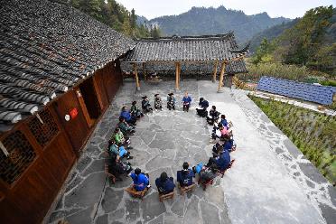 “不管多偏遠的地方，都不會(huì )被落下”——十八洞村里宣講二十大精神的“院壩會(huì )”