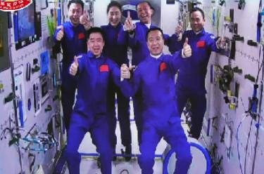 新華全媒+丨神舟十五號、神舟十四號乘組“太空會(huì )師”