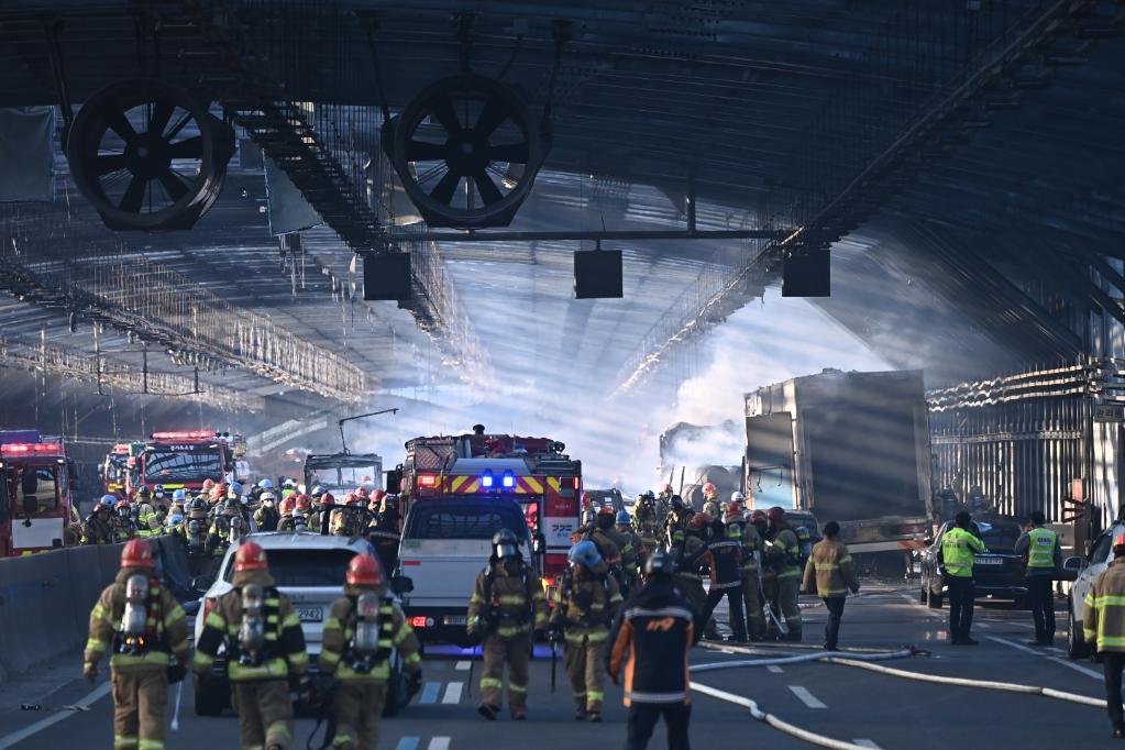 韓國高速公路車(chē)禍引發(fā)火災致5人死亡
