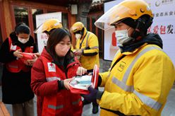 北京：送給外賣(mài)、快遞小哥的“防疫關(guān)愛(ài)包”