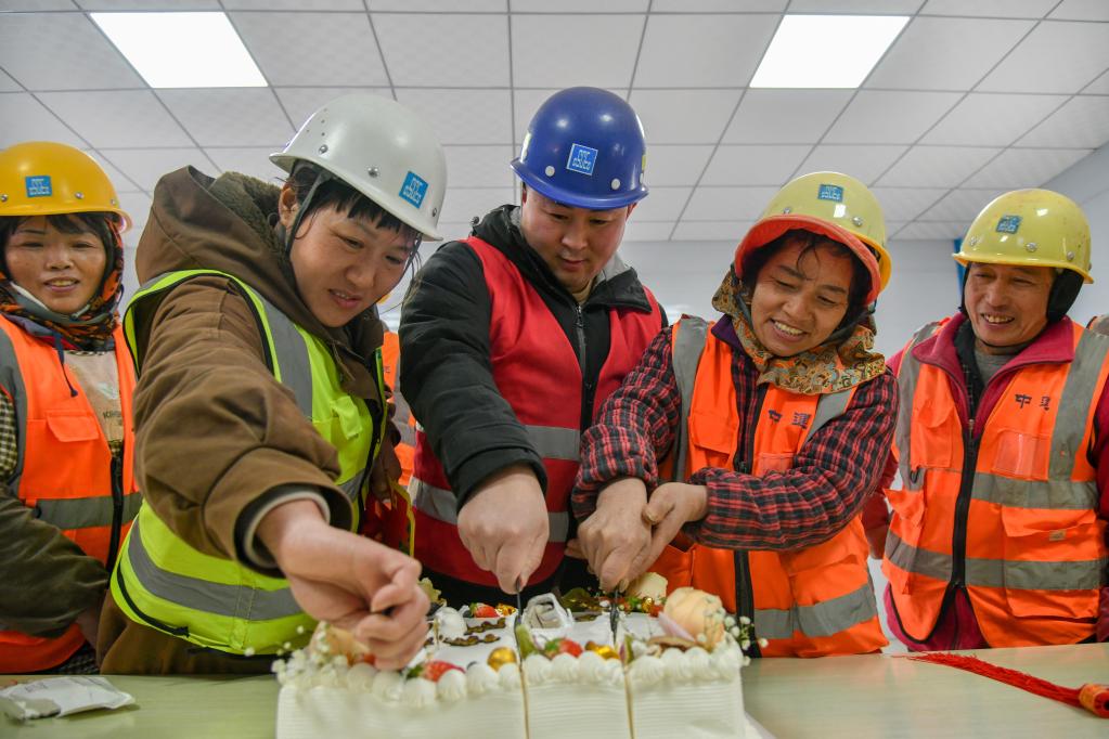 濟南：建設者過(guò)集體生日迎新年