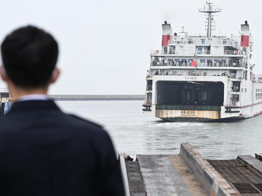 新華全媒+丨跨越瓊州海峽的春運愛(ài)情——隔海相望的“班長(cháng)夫妻”