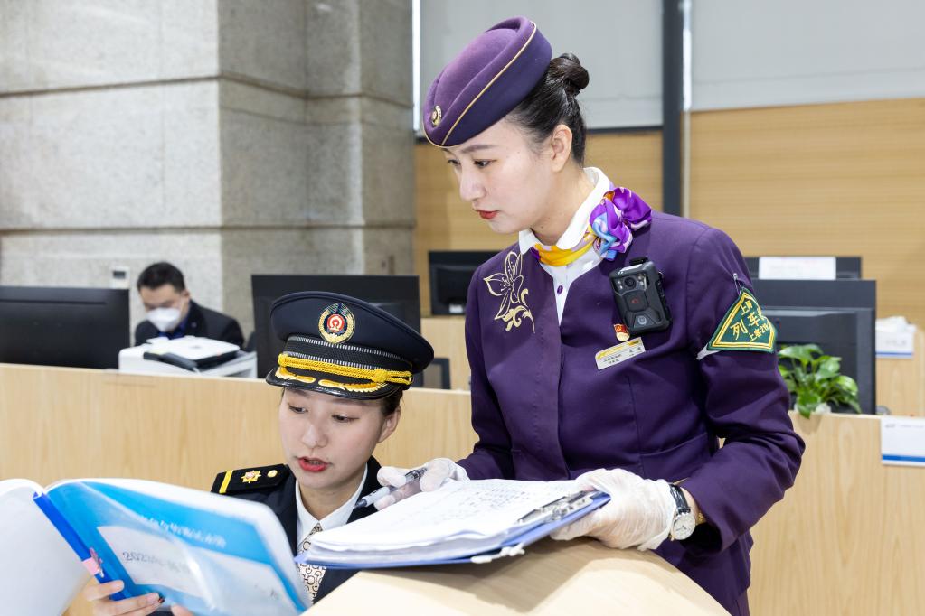 新華全媒+丨鐵路姐妹花，守護春運回家路
