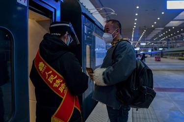 新華全媒+·新春走基層丨坐上自己曾駕駛的火車(chē)，他沿著(zhù)青藏線(xiàn)回家過(guò)年