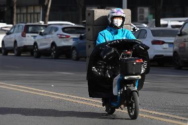 今年過(guò)年，開(kāi)車(chē)回家！——“95后”騎手李文達成了年度“小目標”