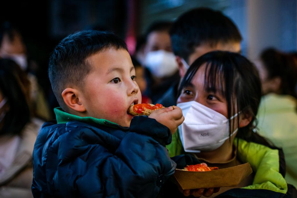 新華全媒+丨鏡頭里的中國年——享美食 過(guò)大年