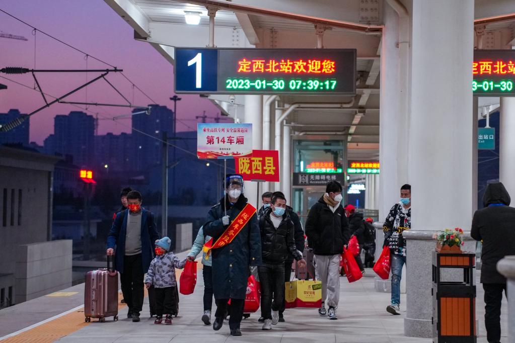 甘肅今年首趟免費返崗務(wù)工高鐵專(zhuān)列發(fā)車(chē)