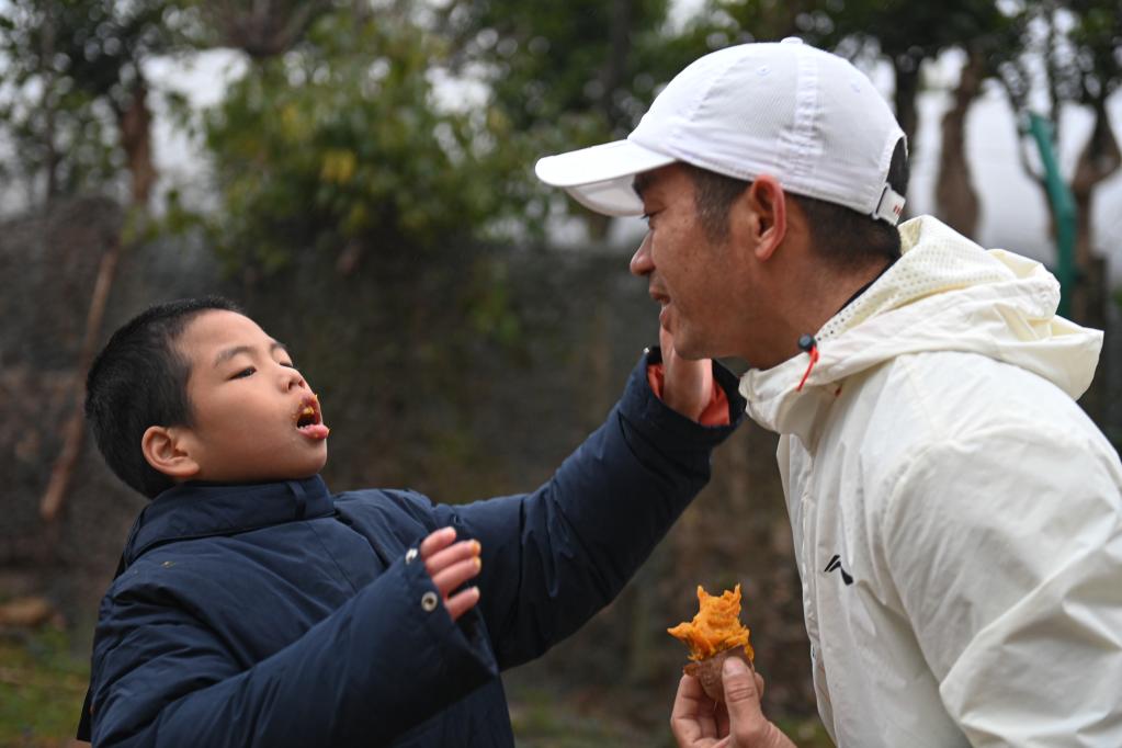新華全媒+丨這位父親，推著(zhù)兒子跑過(guò)56個(gè)馬拉松