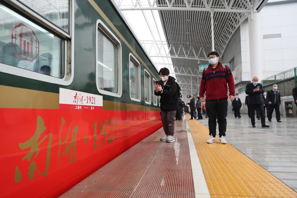上海至嘉興紅色旅游列車(chē)恢復開(kāi)行