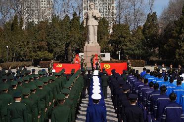 “把雷鋒精神代代傳承下去！”——軍地青年典型代表祭掃雷鋒墓側記
