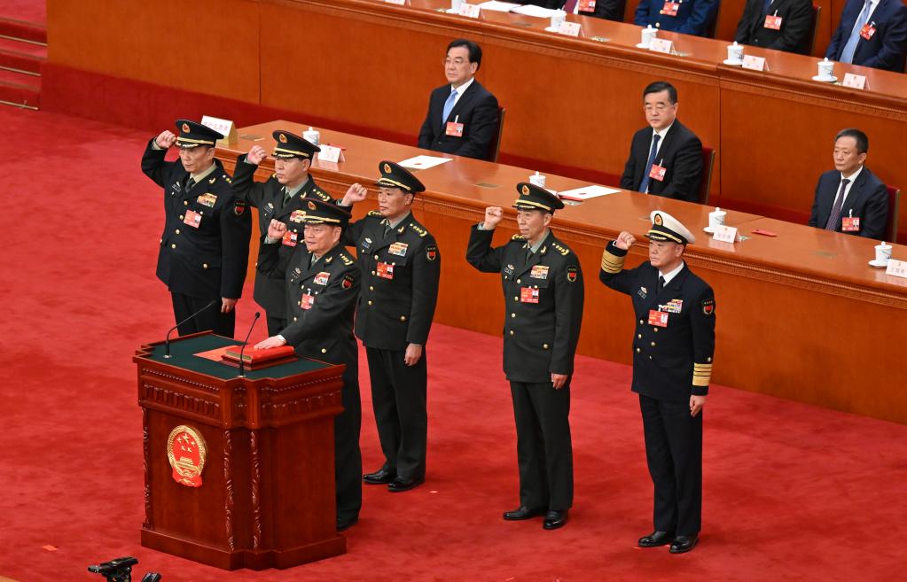中央軍事委員會(huì )副主席、委員進(jìn)行憲法宣誓