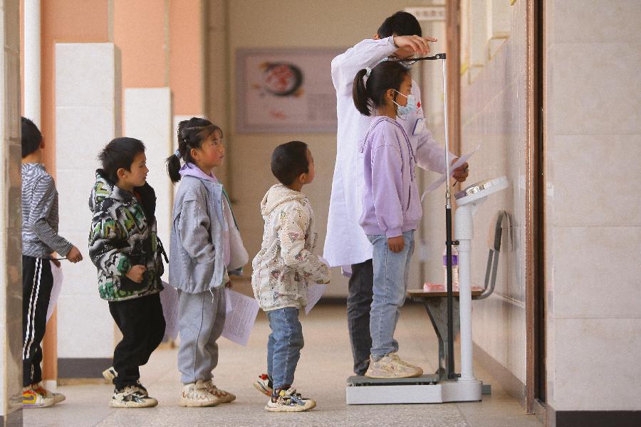 云南曲靖:“一老一小”體檢忙