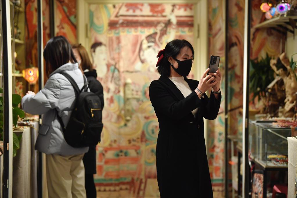 強信心·開(kāi)新局丨甘肅敦煌：“夜經(jīng)濟”升溫 激發(fā)古城新活力