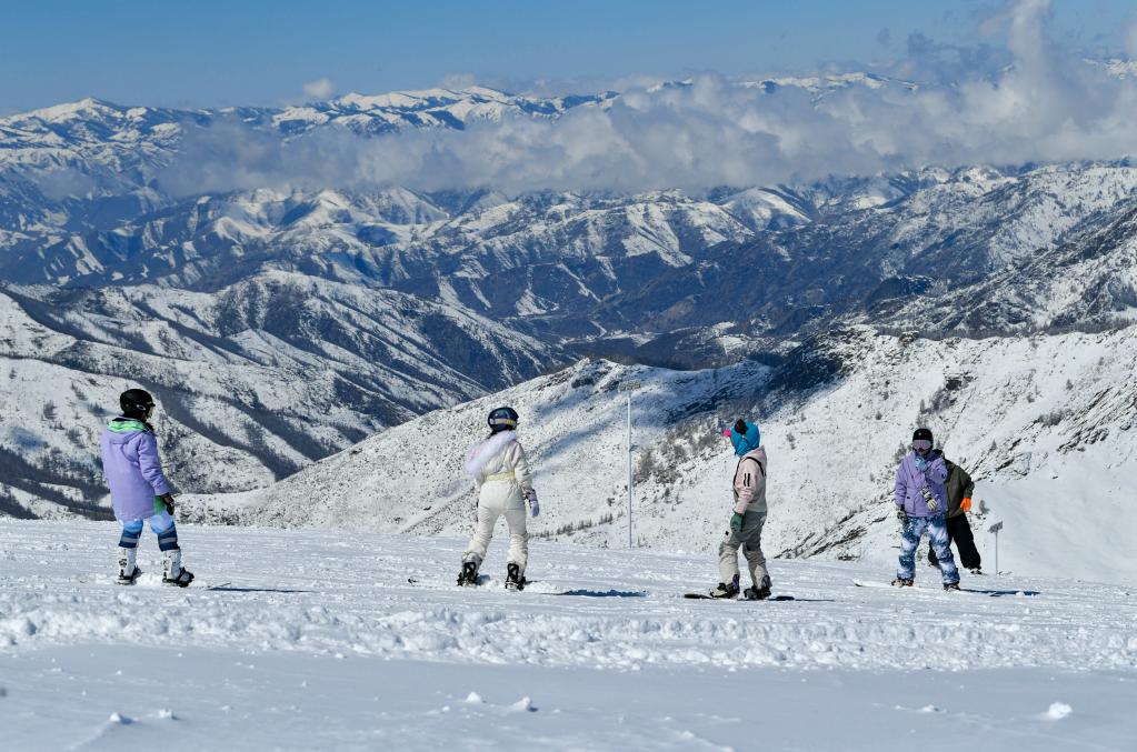 新華全媒＋丨四月，在新疆可可托海弄雪