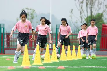 四川華鎣：校園女子足球隊逐夢(mèng)綠茵場(chǎng)