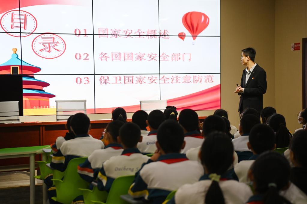 新華全媒+丨主題班會(huì )、禁毒宣傳、安全講座——全民國家安全教育日活動(dòng)進(jìn)校園