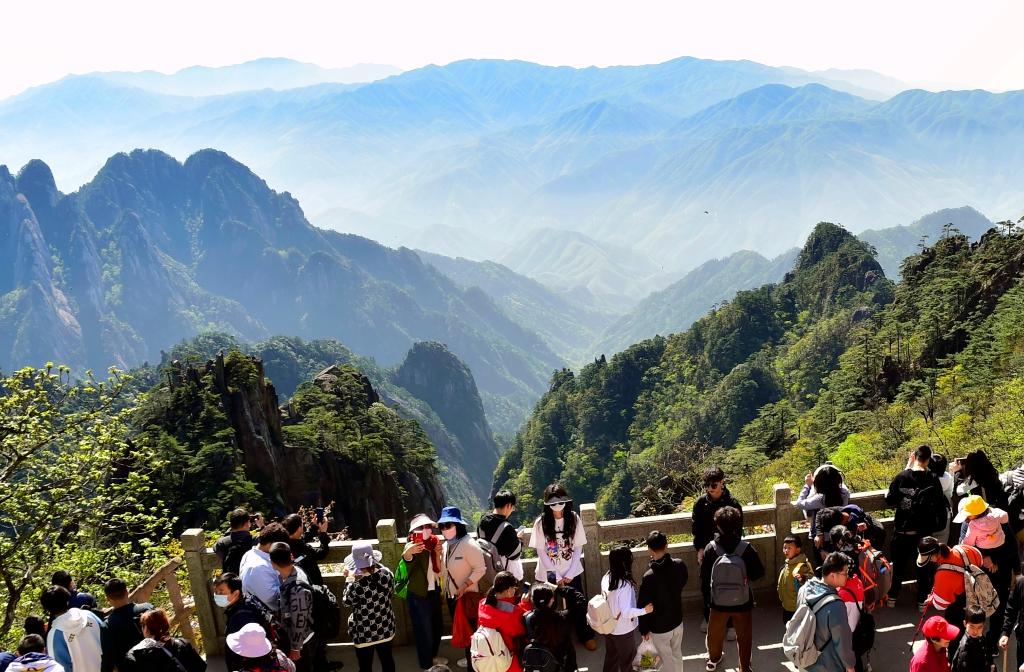 詩(shī)意中國丨登黃山天下無(wú)山