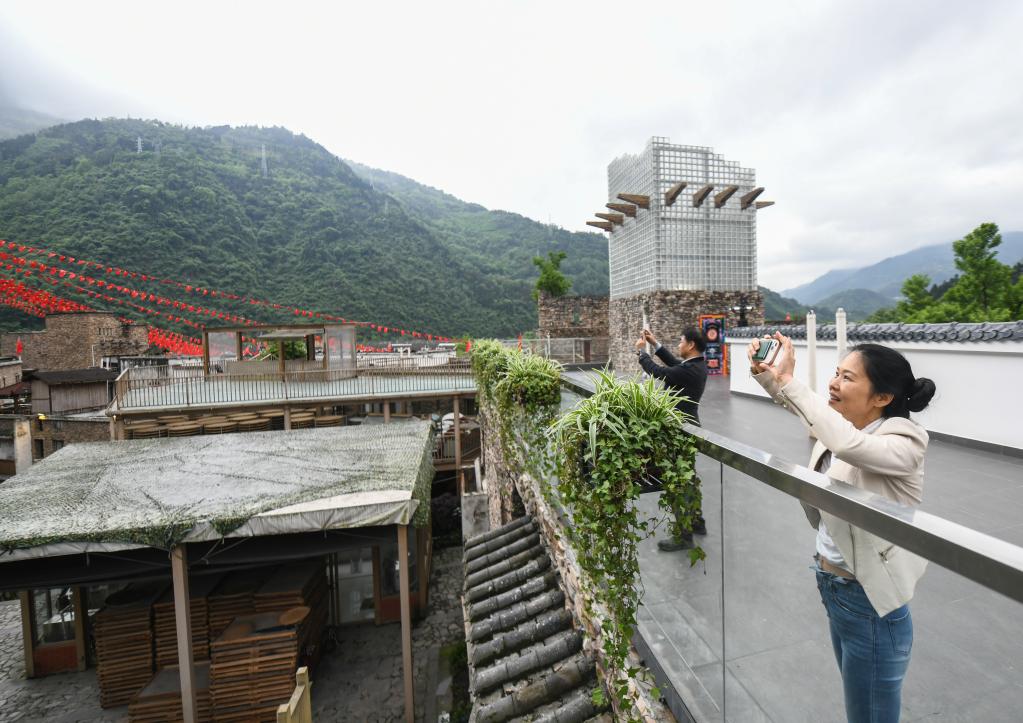 新華全媒+丨15年后，他們再次回到曾經(jīng)奮戰的地方