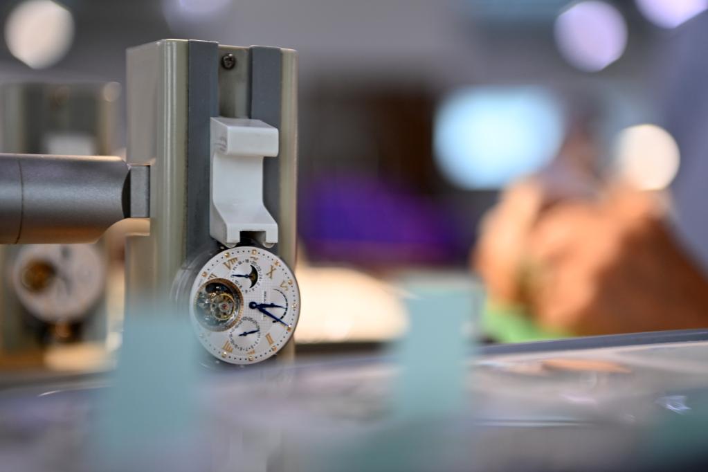 新華全媒+｜“手腕上”的精尖制造：探訪(fǎng)新中國第一塊手表誕生地