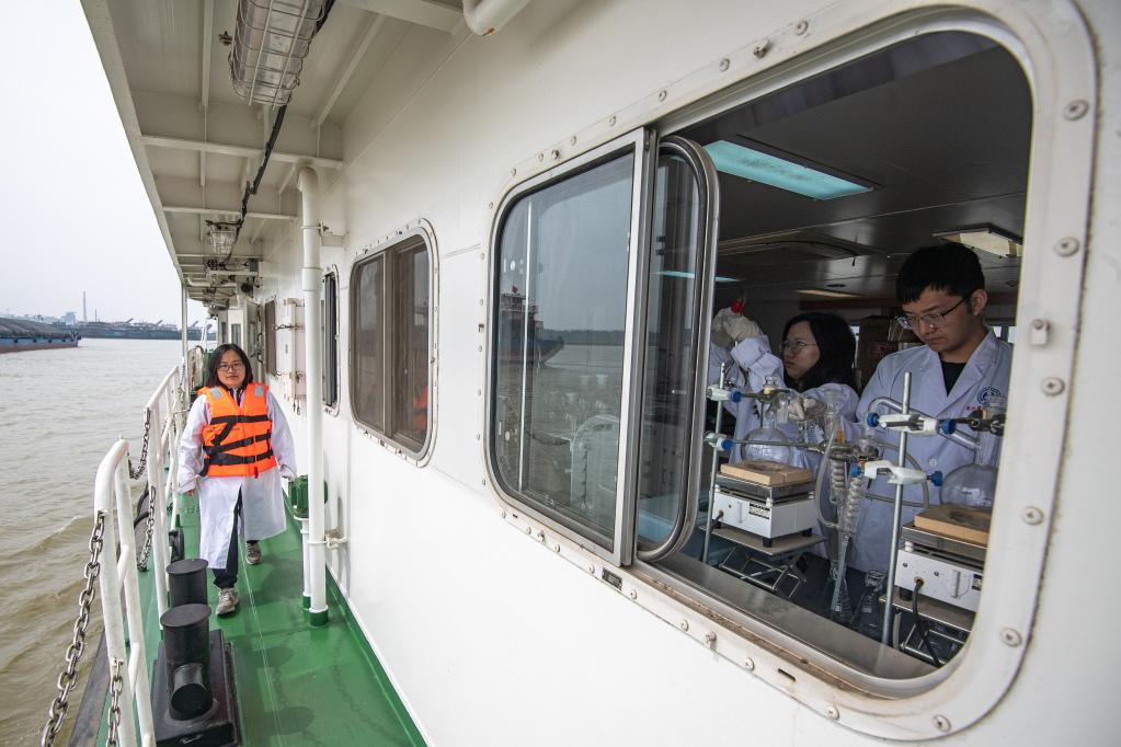新華全媒+丨為長(cháng)江生態(tài)“把脈”的“移動(dòng)實(shí)驗室”