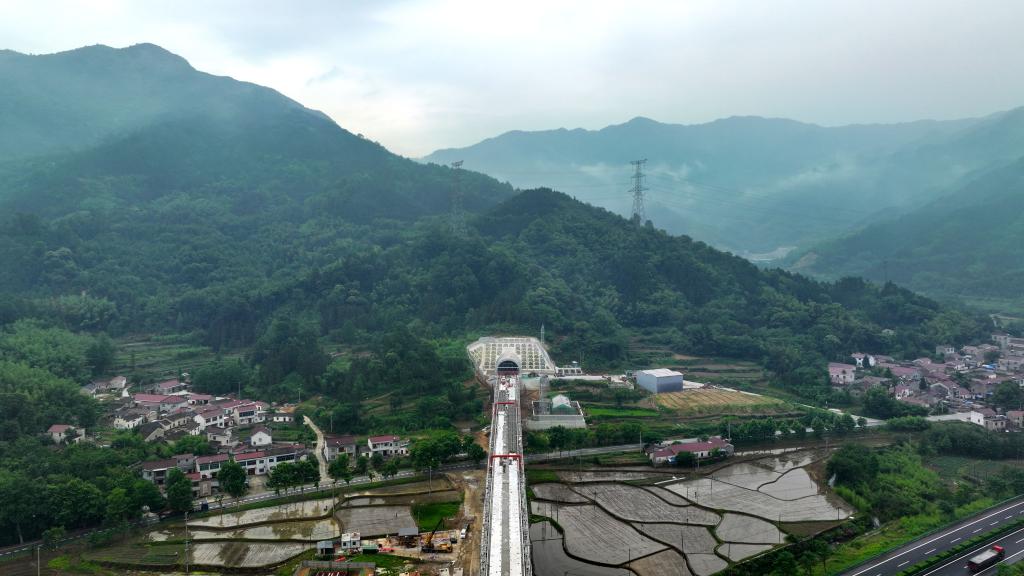 池黃鐵路全線(xiàn)最長(cháng)隧道貫通