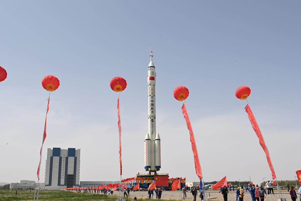 神舟十六號計劃近日擇機實(shí)施發(fā)射 船箭組合體轉運至發(fā)射區