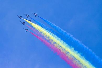 空軍八一飛行表演隊在馬來(lái)西亞蘭卡威表演