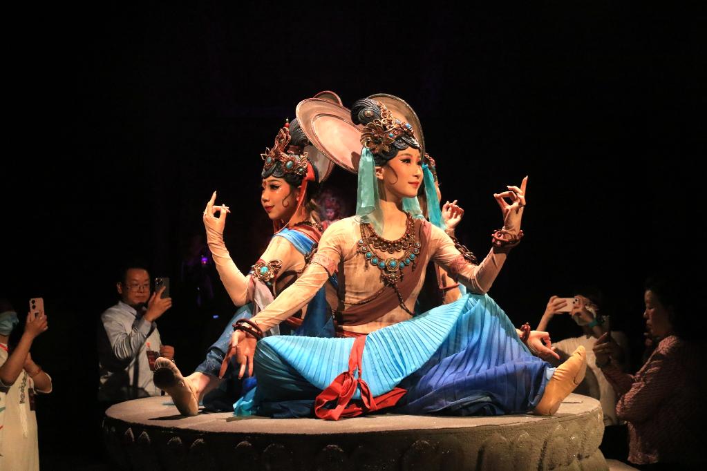 大型洞窟式沉浸體驗劇《樂(lè )動(dòng)敦煌》精彩首演