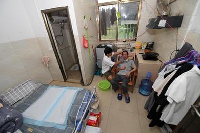 帶著(zhù)病父去上學(xué)