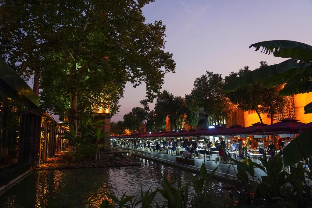 新華全媒+丨解碼文化自信的城市樣本丨景德鎮：工業(yè)遺存之上，城市活起來(lái)