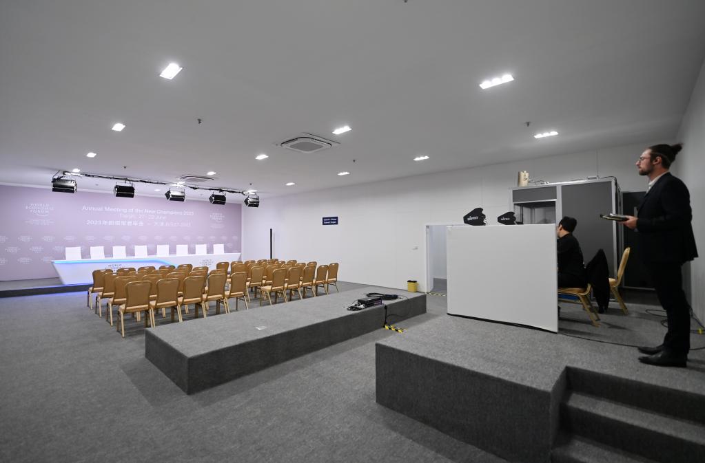 新華全媒+｜探訪(fǎng)2023夏季達沃斯論壇主新聞中心