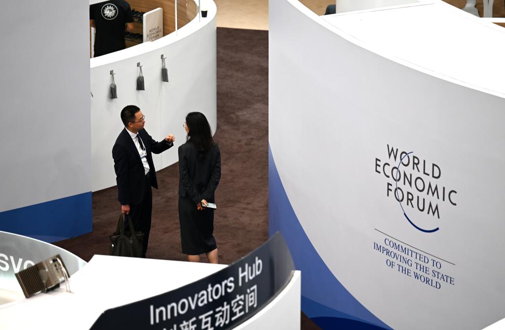 新華全媒+丨夏季達沃斯論壇:嘉賓交流溝通促合作