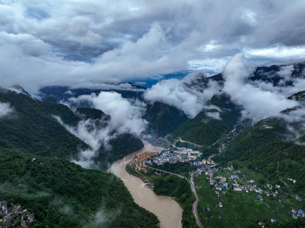新華全媒+丨國道之行 從雪山奔向大海丨怒江，霧江