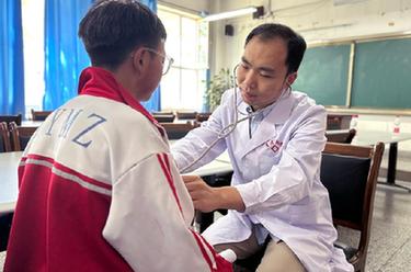 送醫送教 情暖高原——青年科技干部青?；鶎有幸?jiàn)聞
