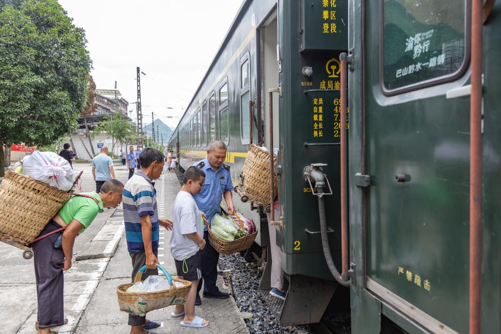 逛集市、賞非遺——特色“小慢車(chē)”豐富旅客出行體驗
