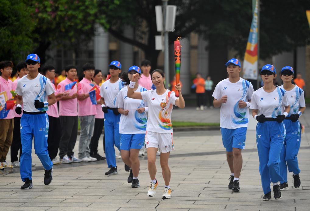新華全媒+丨成都大運會(huì )火炬在西南財經(jīng)大學(xué)（柳林校區）傳遞