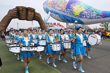 第33屆青島國際啤酒節金沙灘啤酒城開(kāi)城