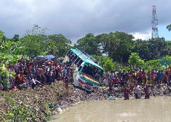 孟加拉國一客車(chē)落水致17人死亡