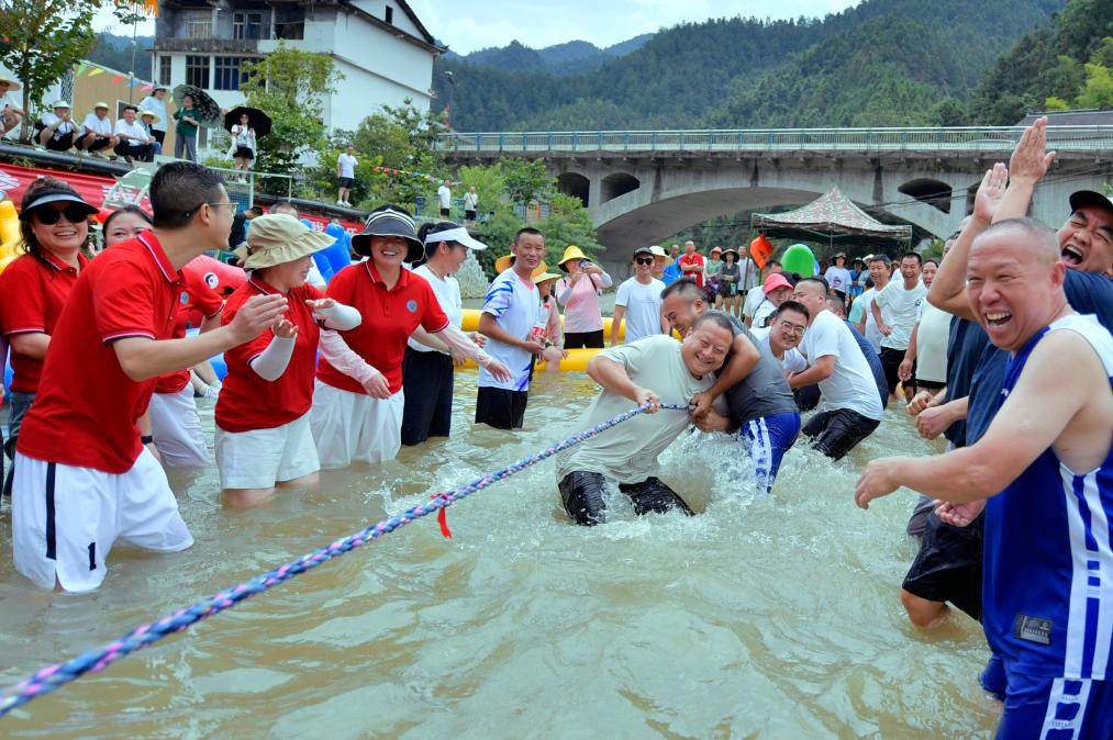 水上趣味運動(dòng)會(huì )享清涼