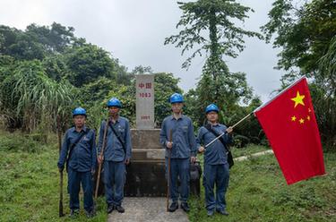國道之行 從雪山奔向大海｜49年，他們帶著(zhù)國旗走了25萬(wàn)公里